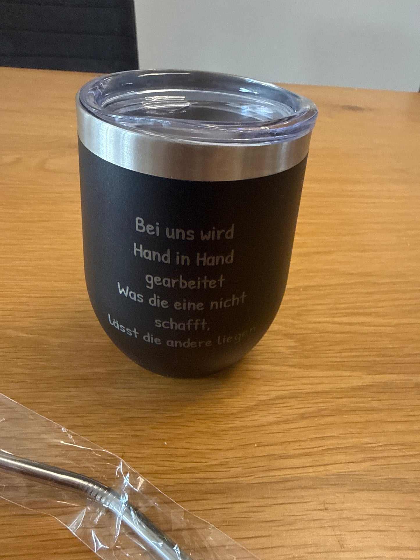 Thermobecher Lasergravur Hand in Hand